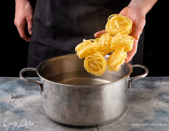Макароны отварите в подсоленной воде (не переварить!).<br />
 