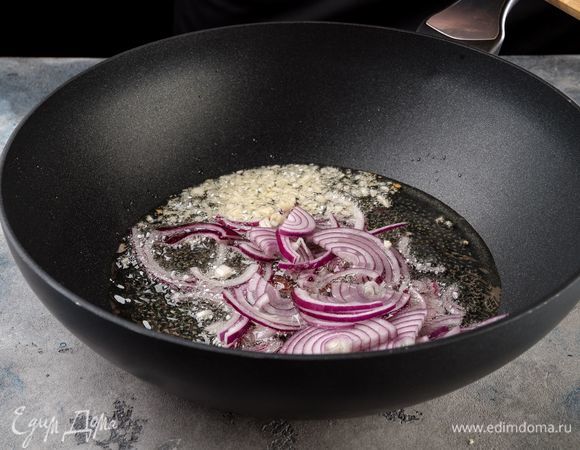 Разогрейте в сковороде 2 ст. ложки оливкового масла и слегка поджарьте лук и чеснок.