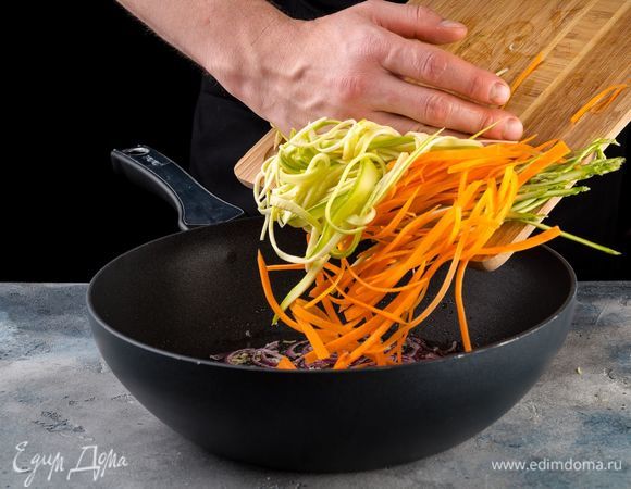 Добавьте кабачок, морковь и спаржу. Обжаривайте минуту.<br />
 