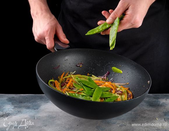 Затем положите в сковороду горошек.<br />
 