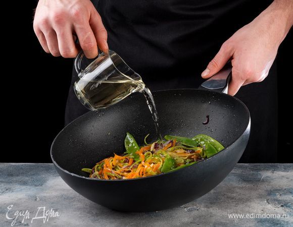 Когда овощи пропитаются маслом, влейте вино.
