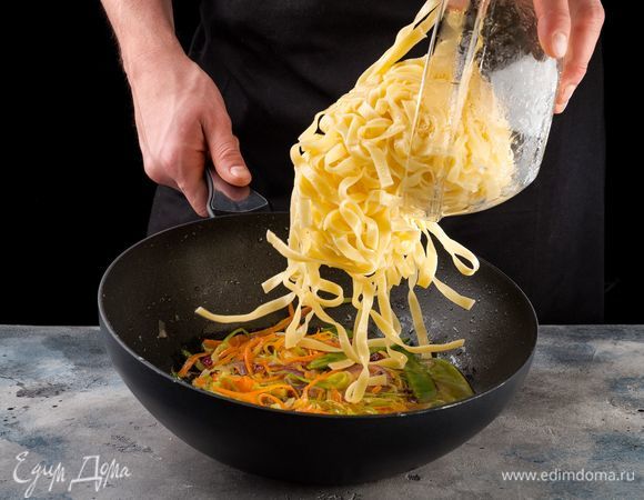 Добавьте макароны, посолите, поперчите, перемешайте и прогрейте еще немного.<br />
 