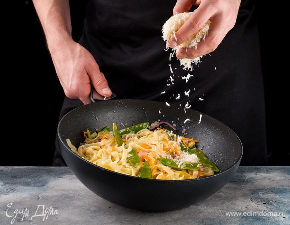Готовые макароны с овощами посыпьте сыром и перемешайте.<br />
 