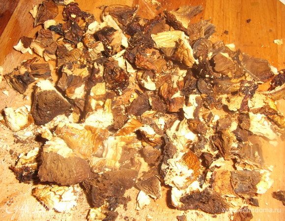 Сушеный грибы нарезать. Если надо, то размочить. Все зависит от вида грибов.