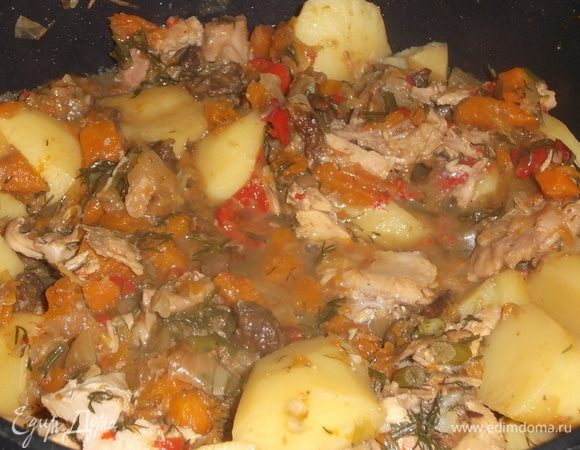 На медленном огне под крышкой тушить до готовности 40 минут. Приятного аппетита!