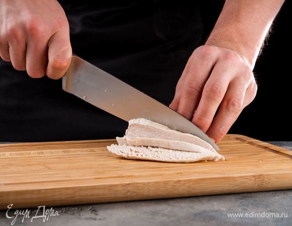 Куриное филе отварите и нарежьте продолговатыми полосками.<br />
 