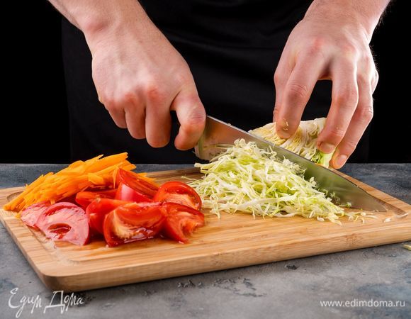 Мелко нашинкуйте капусту, морковь. Помидор нарежьте на ломтики.