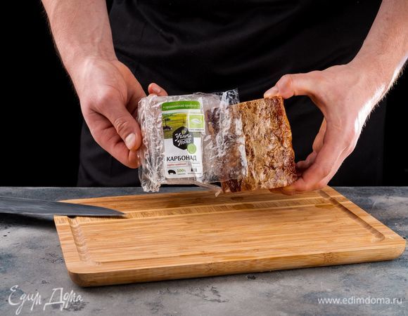 Карбонад копчено-вареный ТМ «Углече Поле» нарежьте на тонкие пластины.