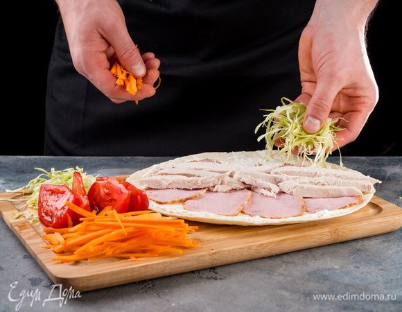 Выложите пластинки карбонада, куриное филе.<br />
 