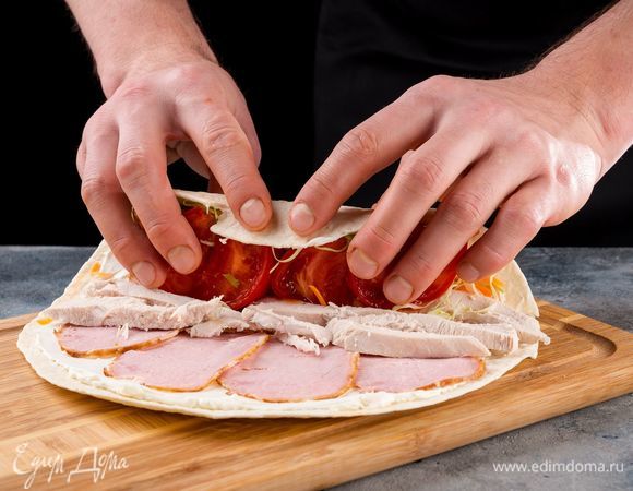 Аккуратно заверните ролл, оберните пищевой пленкой и оставьте пропитаться на 1 час.