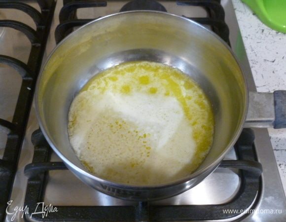 Духовку разогреть до 170°C. Большую прямоугольную форму смазать маслом. Оставшееся масло растопить.