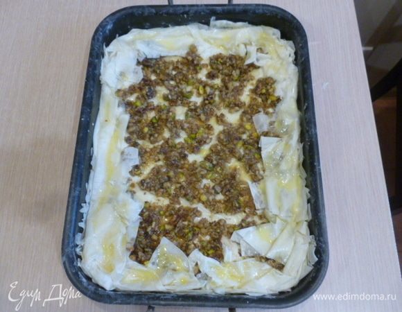 Выложить оставшуюся начинку, завернуть края теста наверх. Выпекать 45 минут.