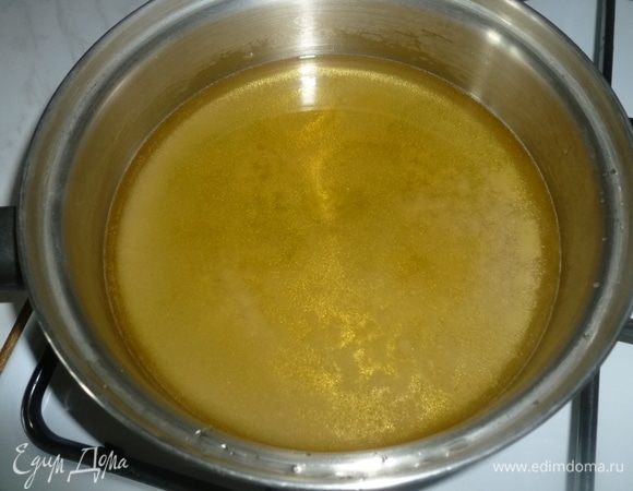 В сотейнике смешать оставшийся сахар, мед, сок лимона и 100 мл воды. Довести до кипения, варить 5–10 минут.