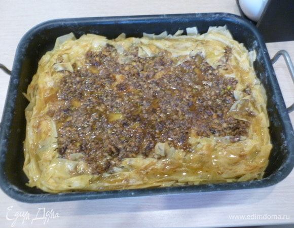 Готовый пирог полить сиропом и остудить.