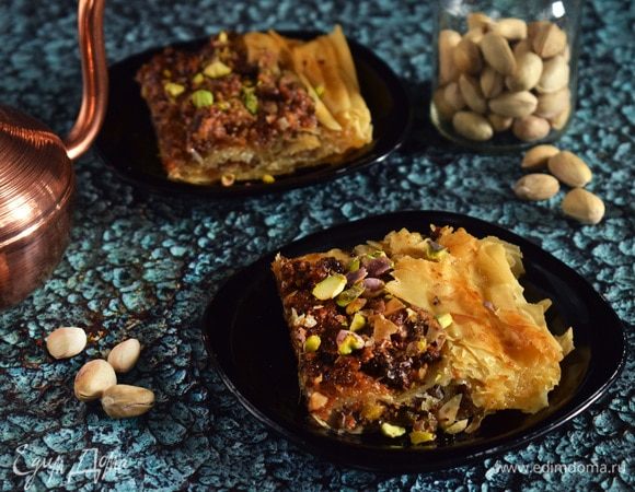 Посыпать отложенными орехами. Нарезать и подавать. Приятного аппетита!