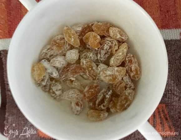 К изюму добавить еще ложку муки и обвалять изюм.