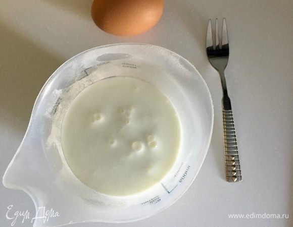 Отмерить 300 мл кефира (можно использовать, в принципе, любой кисломолочный продукт). Одно яйцо. Вбить яйцо в кефир и перемешать вилкой. Еще я не удержалась и добавила к кефиру столовую ложку жидкого меда. Это для придания хлебушку более интересного аромата.