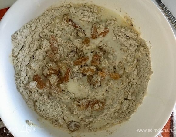 Затем добавить обваленный в муке изюм.