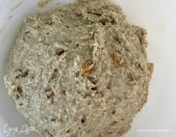 Снова перемешать, получая вот такое немного жидковатое нежное ароматное тесто. Сформировать из теста шар. Поставить духовку на разогрев при 200°C.