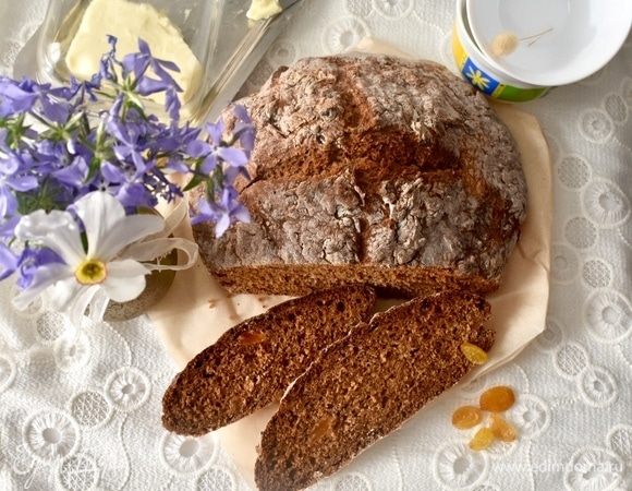 Хлебушек я разрезала полностью остывшим. Плотная хрустящая корочка... А под корочкой — нежный мягонький мякиш... Очень ароматный, немного пикантный благодаря сочетанию меда, изюма и тмина. Я просто обожаю это пряное сочетание, оно для меня ассоциируется с детскими радостями, когда можно было без ограничения кушать хлеб с маслом и со сладким чаем или с молоком!