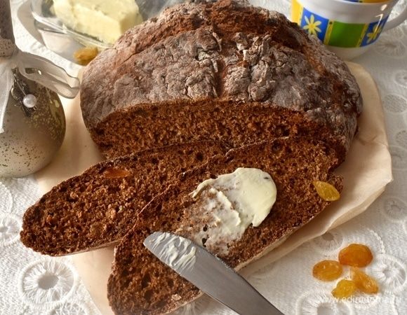 Но и сейчас, когда у вас дома — собственноручно испеченный хлебный красавец, тем более такой полезный, как не побаловать себя ломтиком хлеба с маслом? Угощайтесь, прошу вас!