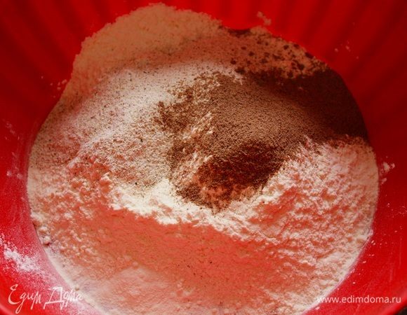 В глубокую чашу соединить три разновидности муки.