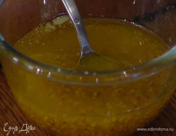 Приготовить заправку: лимонный сок соединить с горчицей, оливковым маслом, сиропом агавы и солью, все перемешать.