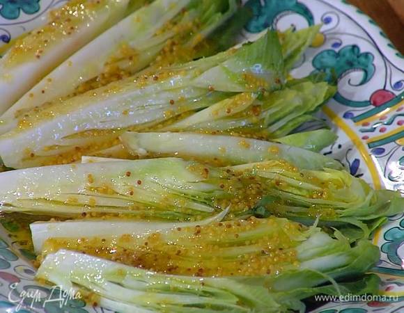 Цикорий разрезать вдоль на 4 части, выложить на блюдо плоской стороной вверх и полить заправкой.