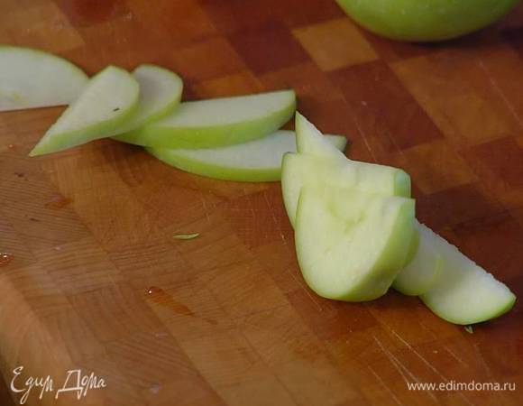 Половинку яблока нарезать тонкими дольками, полить соком лимона и выложить на цикорий.