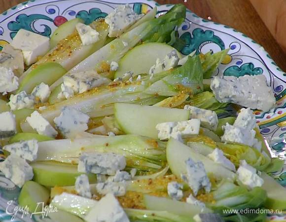 Голубой сыр нарезать небольшими кусочками и выложить на салат.