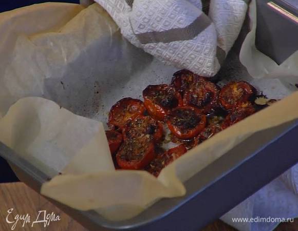 Помидоры разрезать пополам, выложить в выстеленный бумагой для выпечки противень срезами вверх, присыпать сухими травами, перцем, солью и сахаром, сбрызнуть 1–2 ст. ложками оливкового масла и запекать в разогретой духовке полтора-два часа.<br />
 