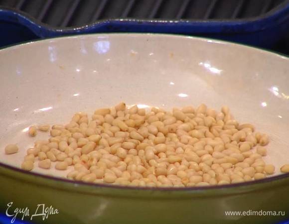 Кедровые орехи подсушить на разогретой сковороде, затем остудить.