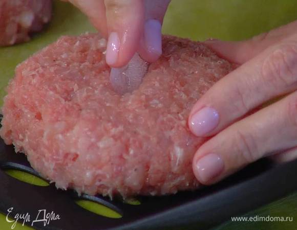 Курицу и свинину пропустить через мясорубку, посолить, поперчить и сформировать две котлеты, поместив внутрь каждой небольшой кубик льда.