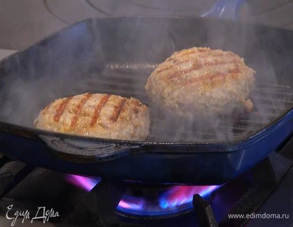 Разогреть сковороду-гриль, смазать ее оливковым маслом, выложить бургеры и, накрыв крышкой, жарить с одной стороны до появления золотистой корочки, затем котлеты перевернуть, влить немного воды и, снова накрыв крышкой, жарить до готовности.