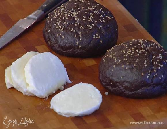 Моцареллу нарезать кружками.