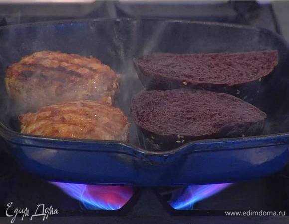 Булки разрезать вдоль пополам и прогреть на той же сковороде, где жарились бургеры.