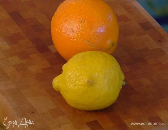Цедру апельсина и лимона натереть на мелкой терке, из лимона выжать сок.