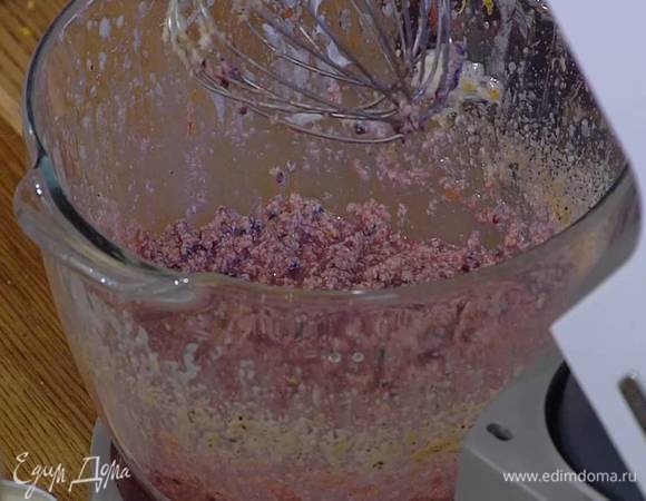 Приготовить начинку: яйца поместить в чашу комбайна и взбить, затем, не выключая комбайна, влить мед и лимонный сок, понизить скорость, поочередно добавить 150 г предварительно размягченного сливочного масла, 200 г ежевики, миндаль, цедру апельсина и лимона и взбить все в однородную массу.