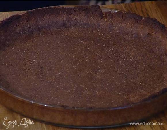 Охлажденный корж накрыть бумагой для выпечки, всыпать горох или фасоль и запекать в разогретой духовке 20 минут.