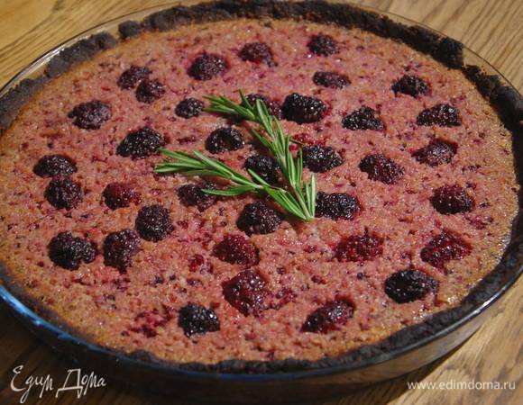 Понизить температуру духовки до 180°С и выпекать тарт еще 20 минут. Готовый тарт украсить оставшимся розмарином.