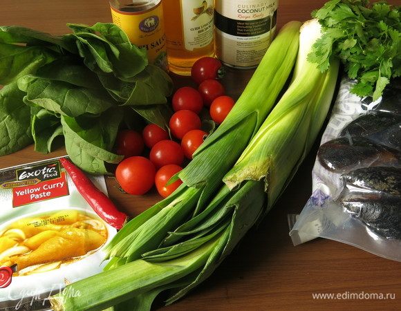 Подготовим продукты — овощи, мидии, пасту кари, имбирь и чили.