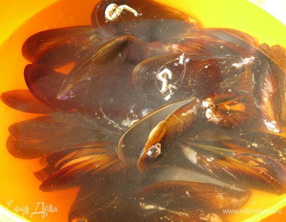 Мидии промываем. Расскажу немного о «проколе» с мидиями. Готовлю похожее блюдо не первый раз, до этого было с соусом «Том Ям», вес мидий соответствовал заявленному. С этой упаковкой произошел конфуз, вместо килограмма около 500 г мидий, так что при выборе продукта лучше оценивать количество штук в упаковке, на этот вес чуть больше трех десятков мидий. Возможно, был указан вес мидий с каким-то довесом, например, с весом воды, но я не сохранила упаковку, чтобы разобраться. Пачка мидий в вакууме, при раскрытии раковины открываются в руках. Если мидии живые, то открытых быть не должно.