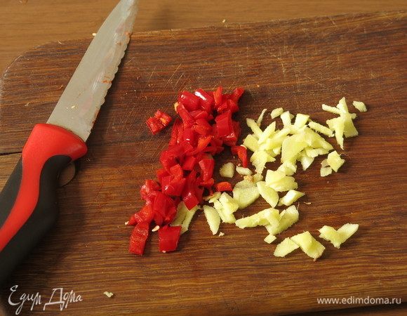 Нарезаем имбирь и чили без семечек.