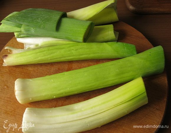 С порея снимаем наружную часть и срезаем зеленые листья, их можно использовать для приготовления золы.