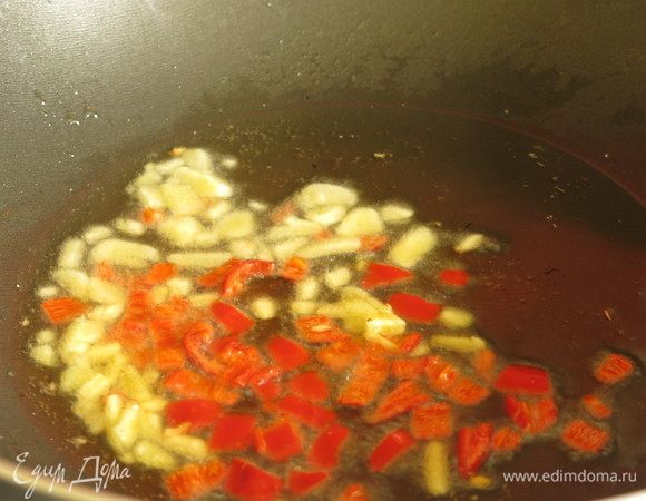 Нагреваем масло, кладем имбирь и чили, прогреваем пару минут.