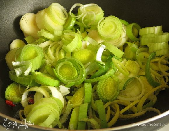 К имбирю добавляем порей, тушим.