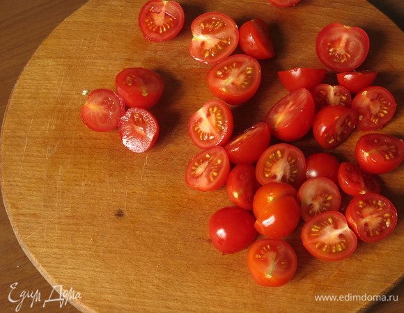 Нарезаем черри половинками.