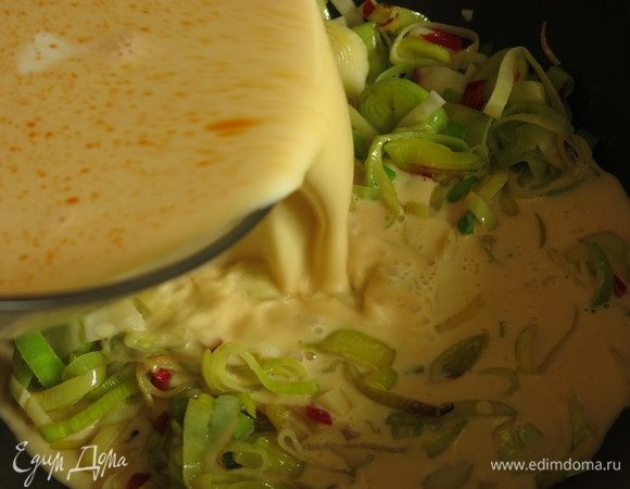 Заливаем лук соусом.