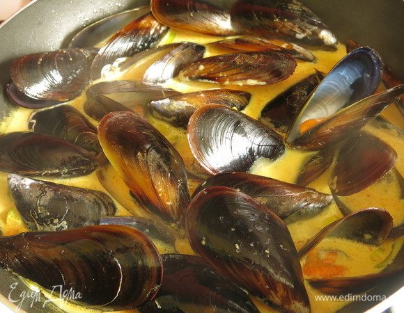 Кладем мидии.