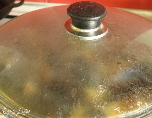 Закрываем крышкой и тушим 6–7 минут.